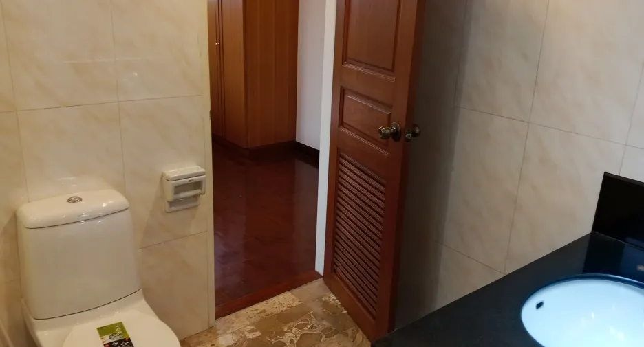 For rent 3 bedrooms condo in Khlong Toei, Bangkok