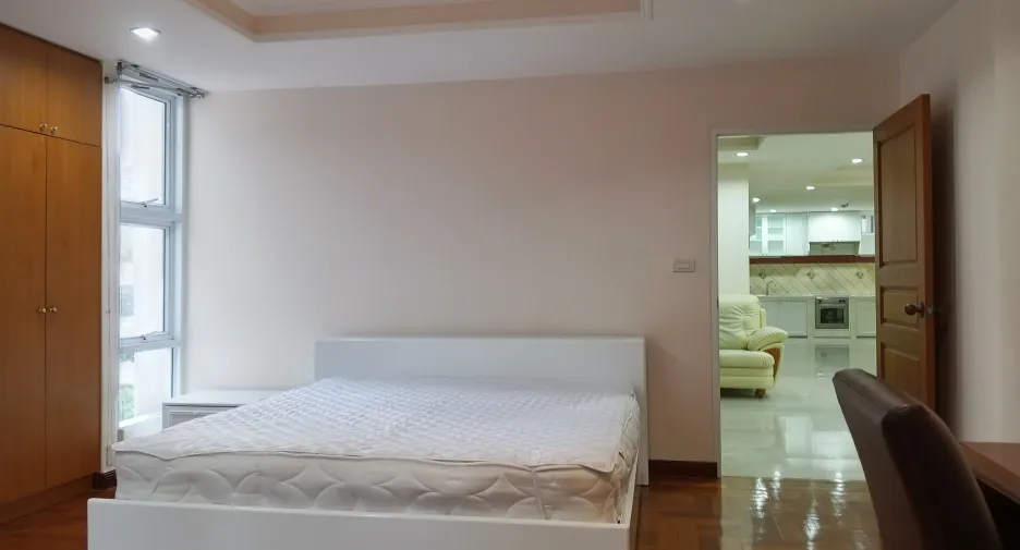 For rent 3 bedrooms condo in Khlong Toei, Bangkok