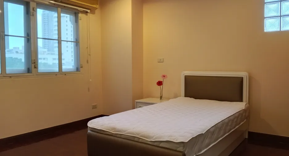 For rent 3 bedrooms condo in Khlong Toei, Bangkok