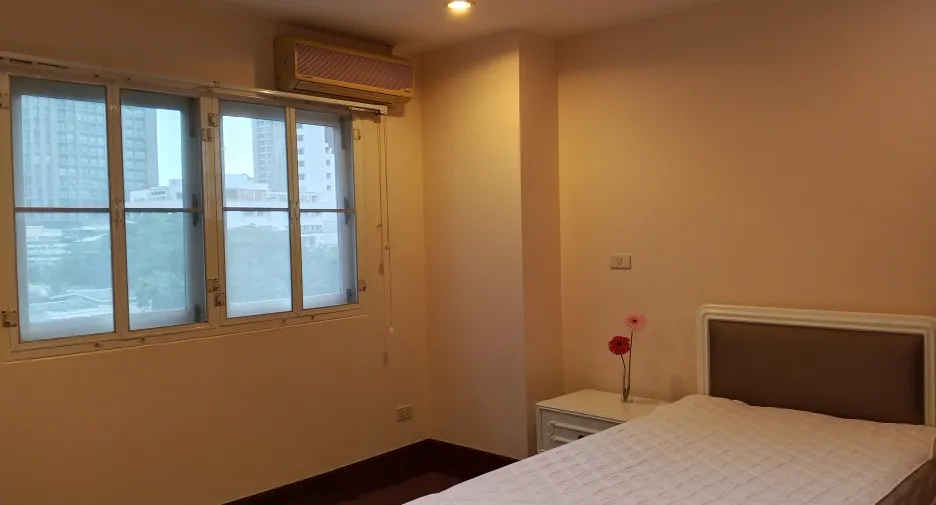 For rent 3 bedrooms condo in Khlong Toei, Bangkok