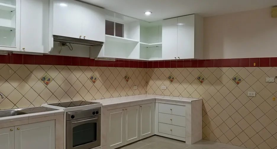 For rent 3 bedrooms condo in Khlong Toei, Bangkok