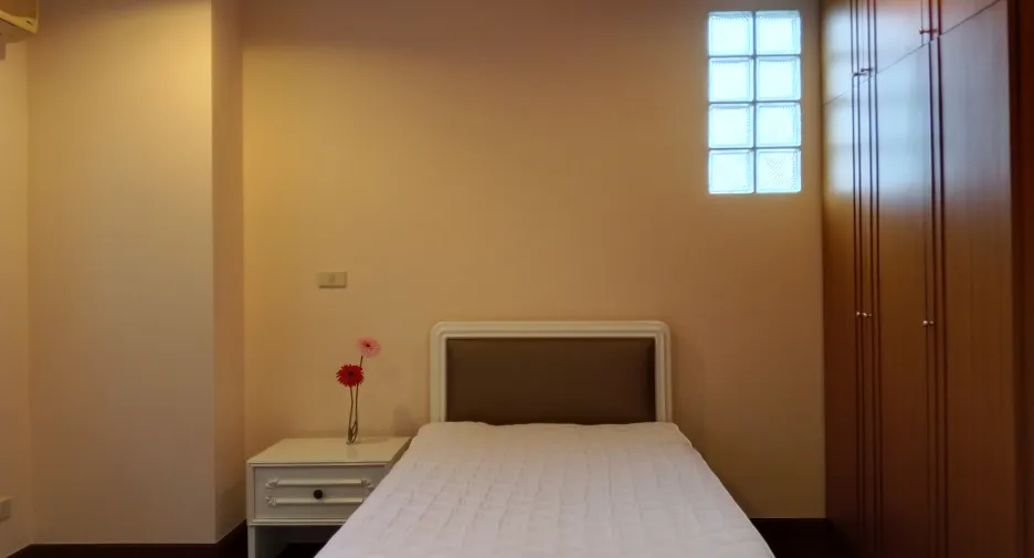 For rent 3 bedrooms condo in Khlong Toei, Bangkok