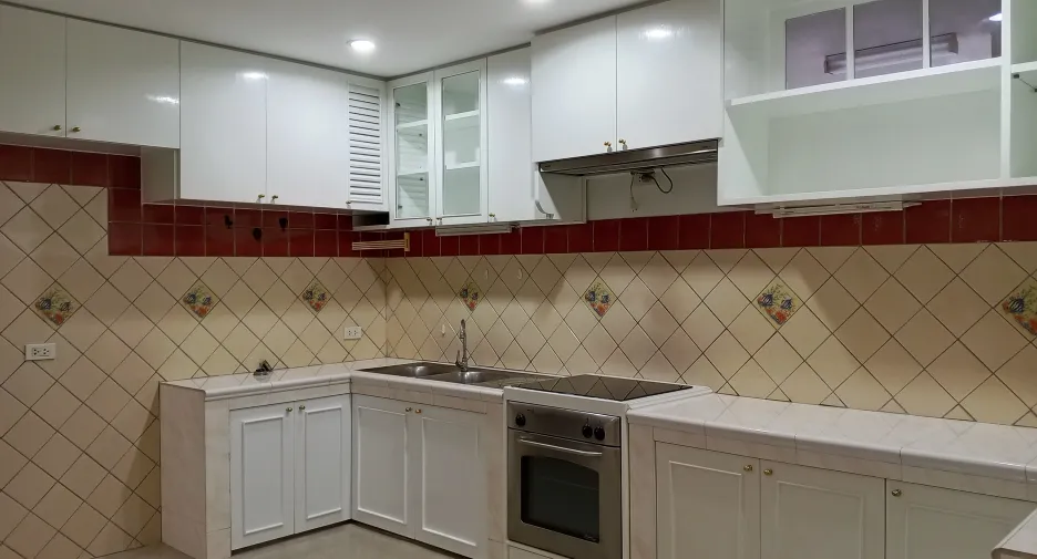 For rent 3 bedrooms condo in Khlong Toei, Bangkok