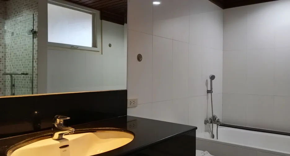 For rent 3 bedrooms condo in Khlong Toei, Bangkok