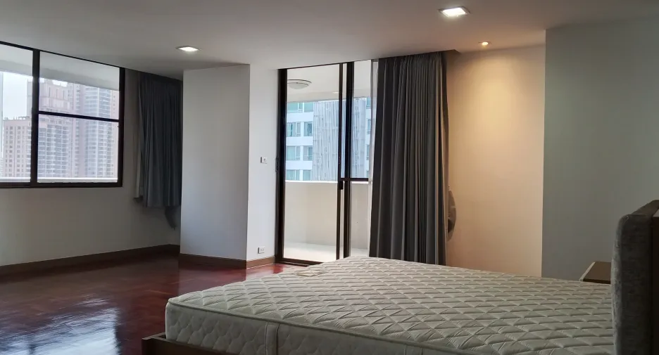 For rent 3 bedrooms apartment in Khlong Toei, Bangkok
