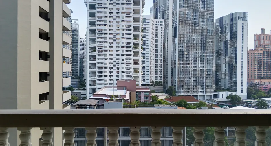 For rent 3 bedrooms apartment in Khlong Toei, Bangkok