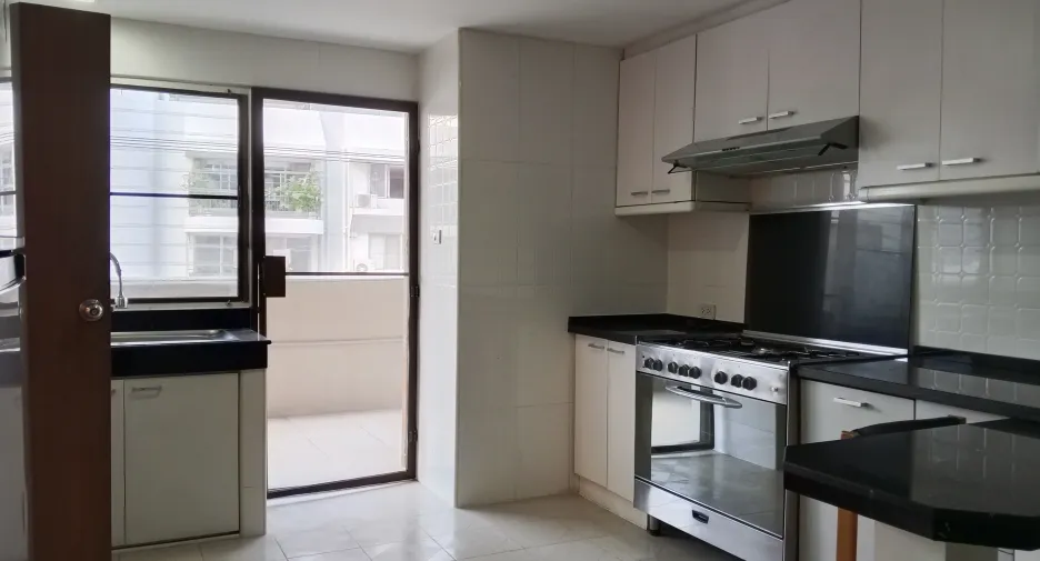 For rent 3 bedrooms apartment in Khlong Toei, Bangkok