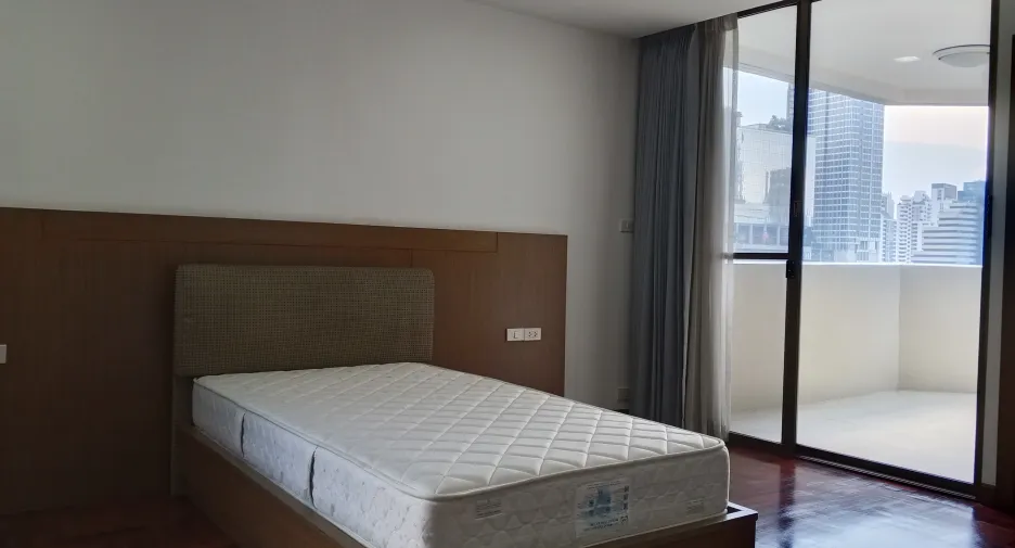For rent 3 bedrooms apartment in Khlong Toei, Bangkok