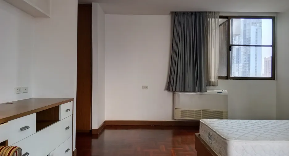 For rent 3 bedrooms apartment in Khlong Toei, Bangkok