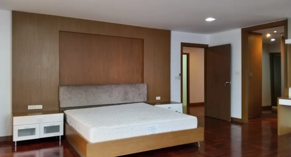 For rent 3 bedrooms apartment in Khlong Toei, Bangkok