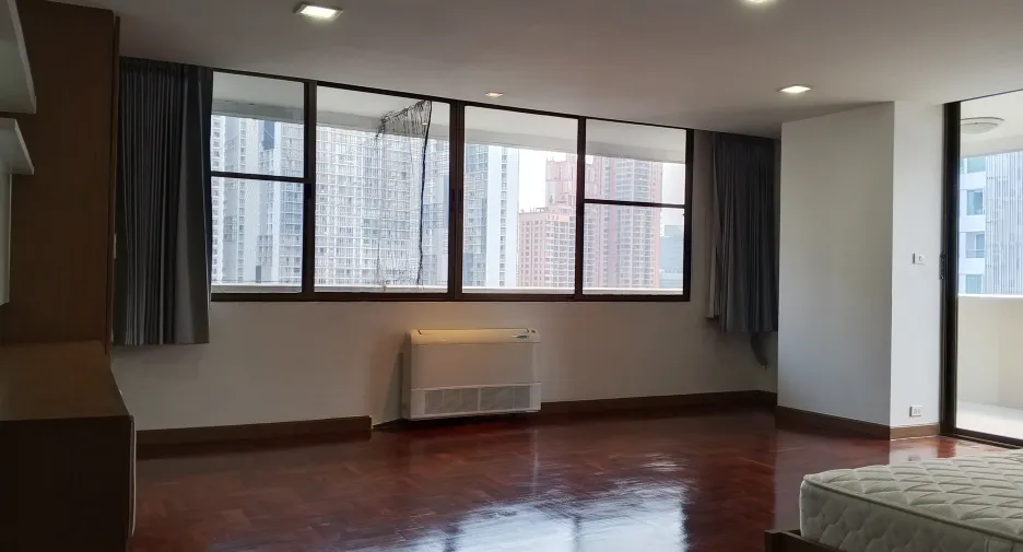 For rent 3 bedrooms apartment in Khlong Toei, Bangkok