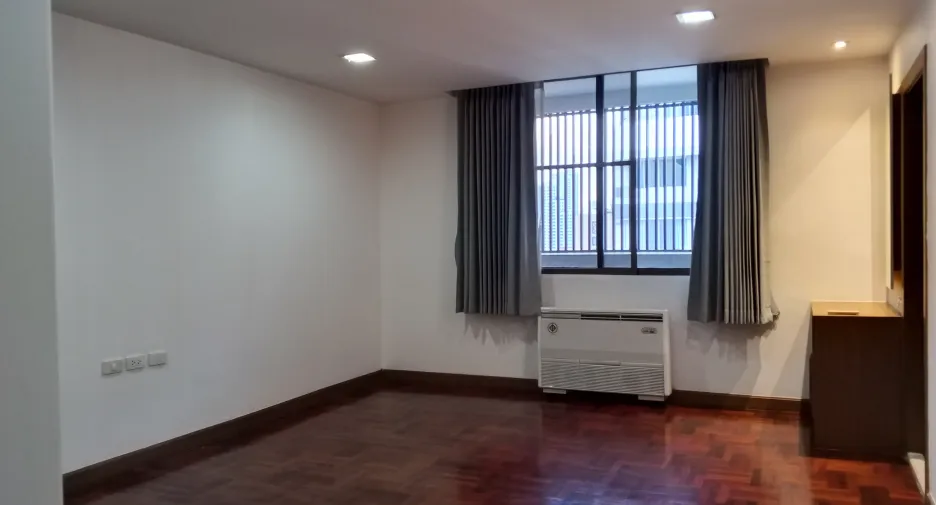 For rent 3 bedrooms apartment in Khlong Toei, Bangkok