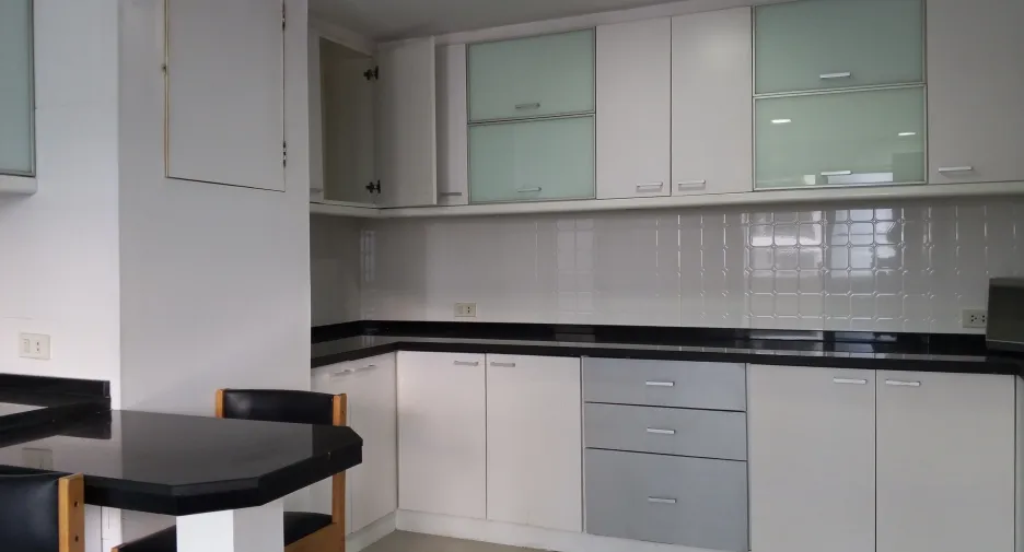 For rent 3 bedrooms apartment in Khlong Toei, Bangkok