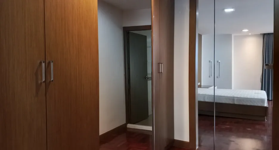 For rent 3 bedrooms apartment in Khlong Toei, Bangkok
