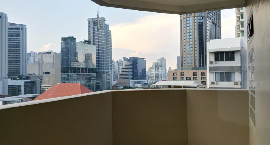 For rent 3 bedrooms apartment in Khlong Toei, Bangkok