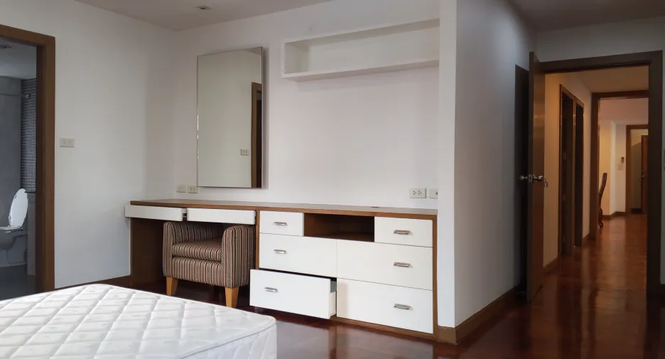 For rent 3 bedrooms apartment in Khlong Toei, Bangkok