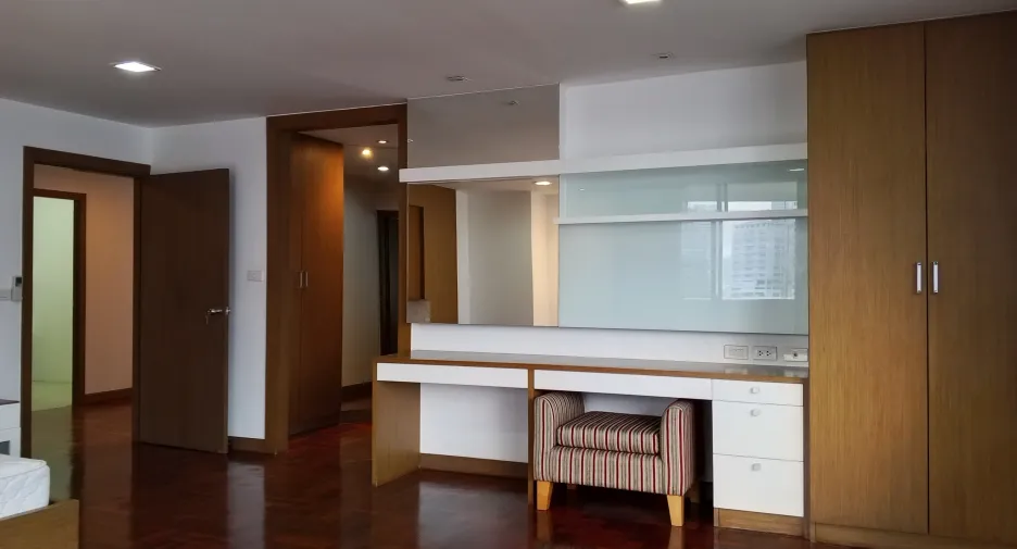 For rent 3 bedrooms apartment in Khlong Toei, Bangkok