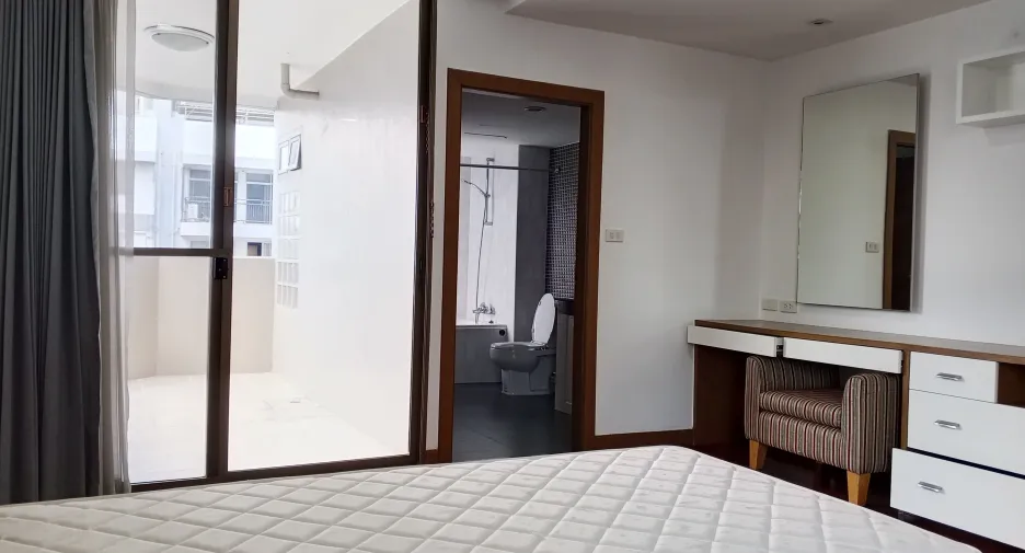 For rent 3 bedrooms apartment in Khlong Toei, Bangkok