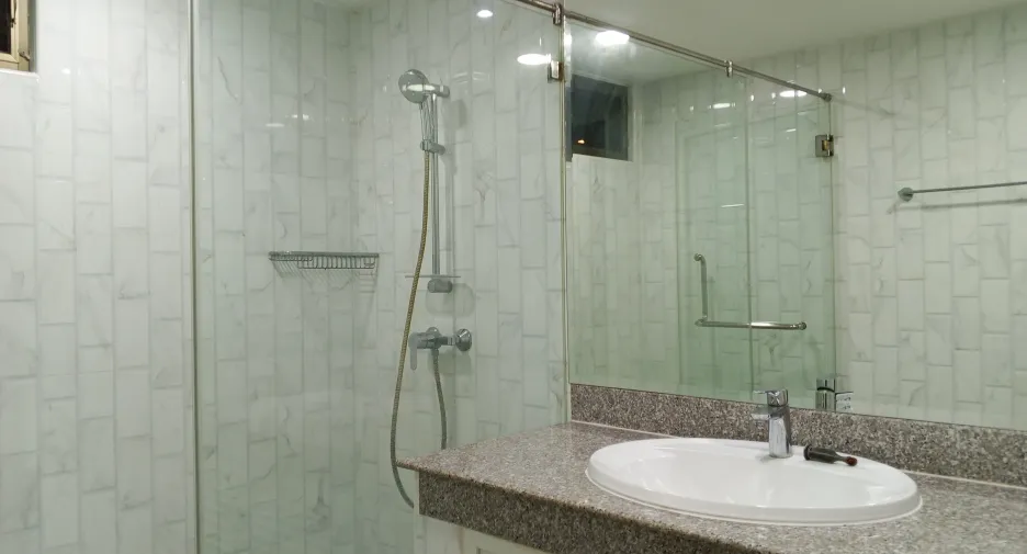 For rent 3 bedrooms apartment in Khlong Toei, Bangkok
