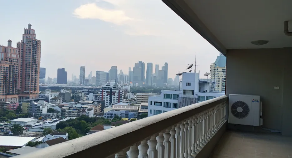 For rent 3 bedrooms apartment in Khlong Toei, Bangkok