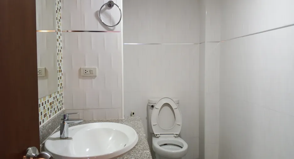 For rent 3 bedrooms apartment in Khlong Toei, Bangkok