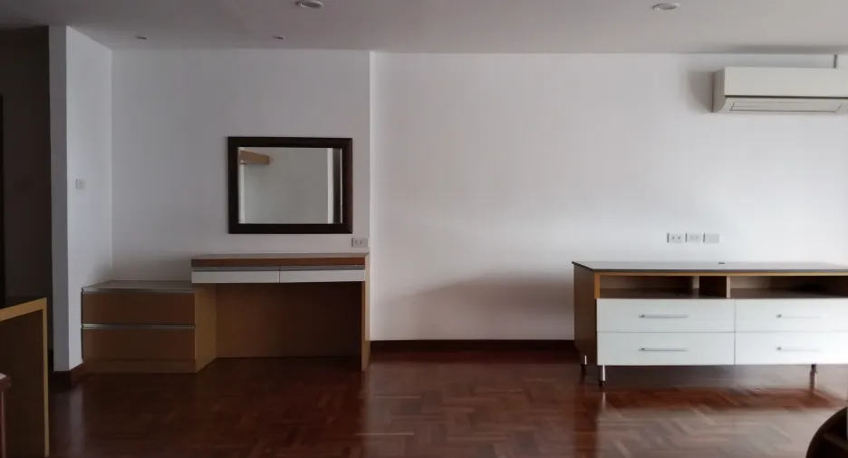 For rent 3 bedrooms apartment in Khlong Toei, Bangkok