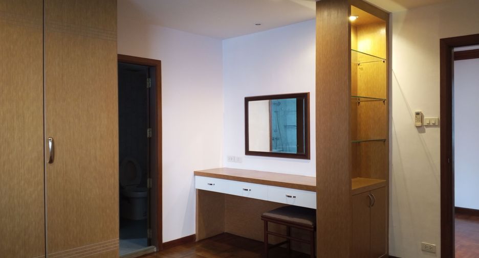For rent 3 bedrooms apartment in Khlong Toei, Bangkok