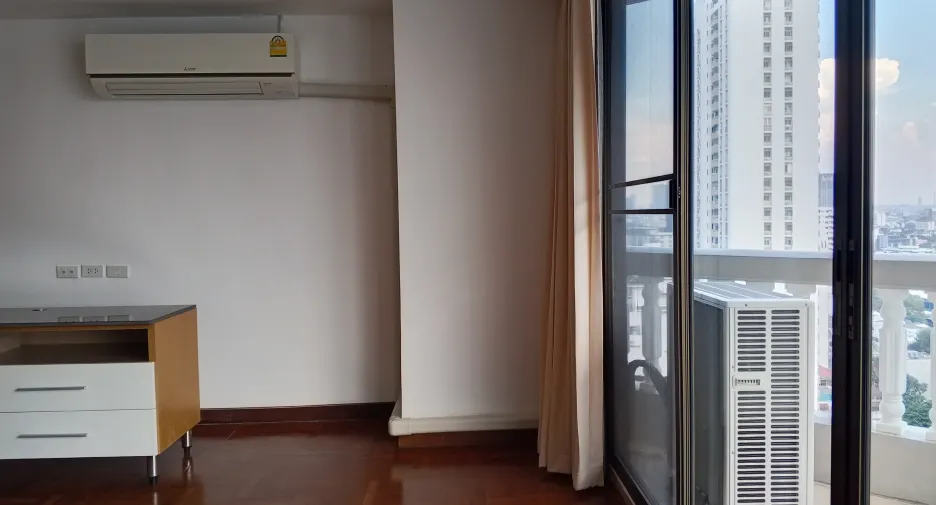 For rent 3 bedrooms apartment in Khlong Toei, Bangkok