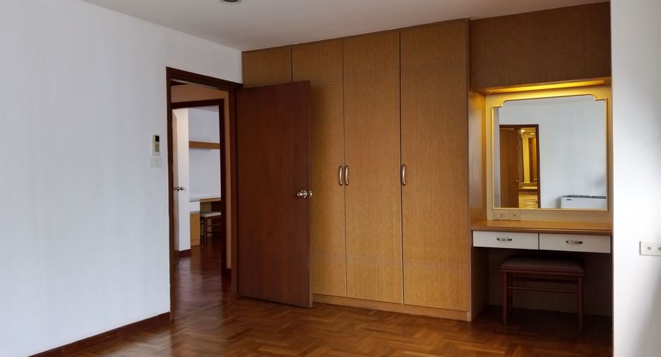 For rent 3 bedrooms apartment in Khlong Toei, Bangkok