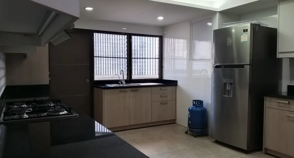 For rent 3 bedrooms apartment in Khlong Toei, Bangkok
