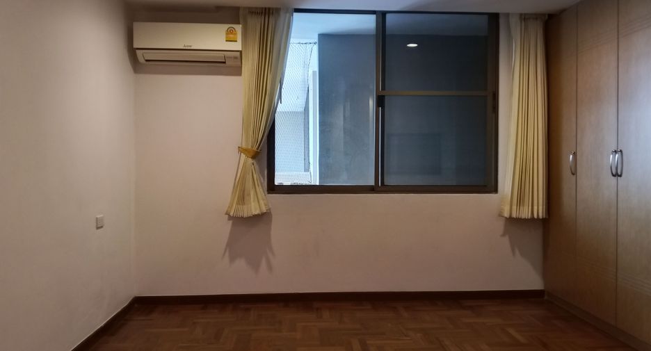 For rent 3 bedrooms apartment in Khlong Toei, Bangkok