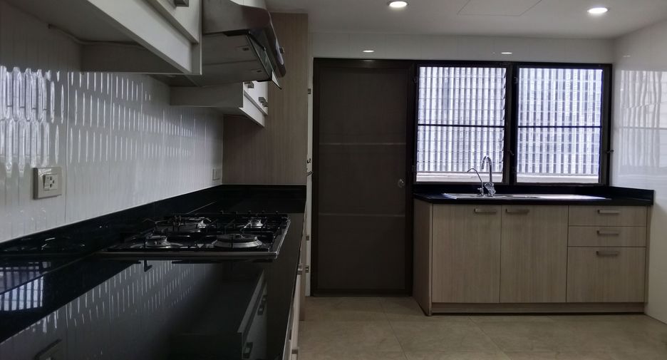 For rent 3 bedrooms apartment in Khlong Toei, Bangkok