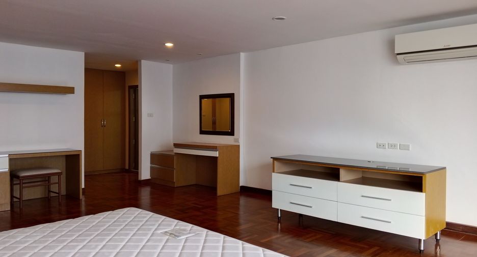 For rent 3 bedrooms apartment in Khlong Toei, Bangkok