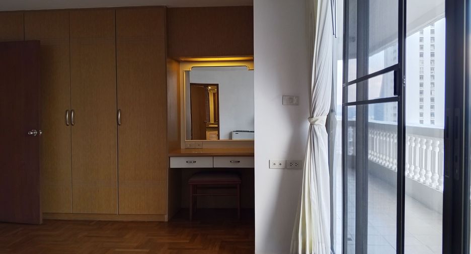 For rent 3 bedrooms apartment in Khlong Toei, Bangkok