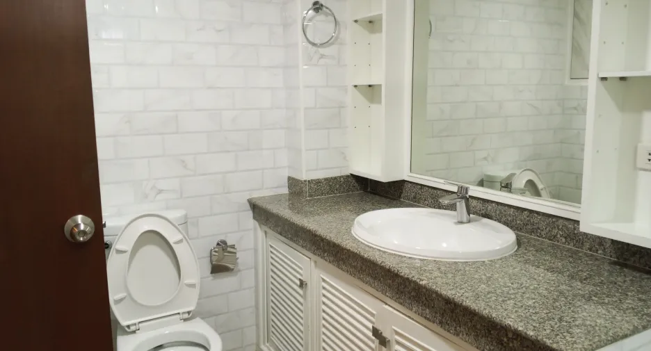 For rent 3 bedrooms apartment in Khlong Toei, Bangkok