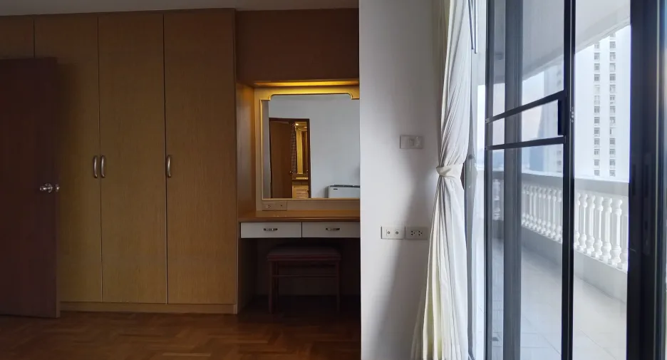 For rent 3 bedrooms apartment in Khlong Toei, Bangkok