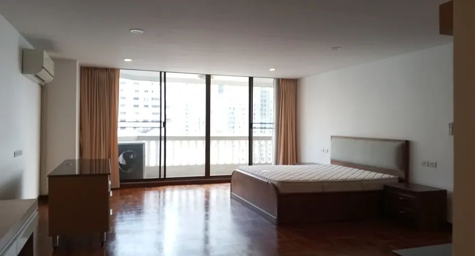 For rent 3 bedrooms apartment in Khlong Toei, Bangkok
