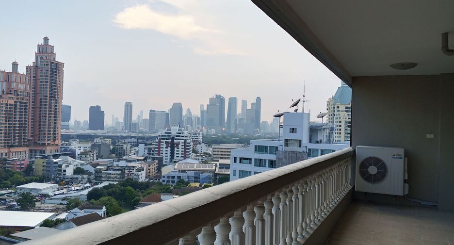 For rent 3 bedrooms apartment in Khlong Toei, Bangkok