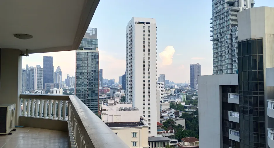 For rent 3 bedrooms apartment in Khlong Toei, Bangkok