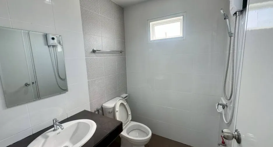 For rent 2 ベッドルーム townhouse in Ban Chang, Rayong
