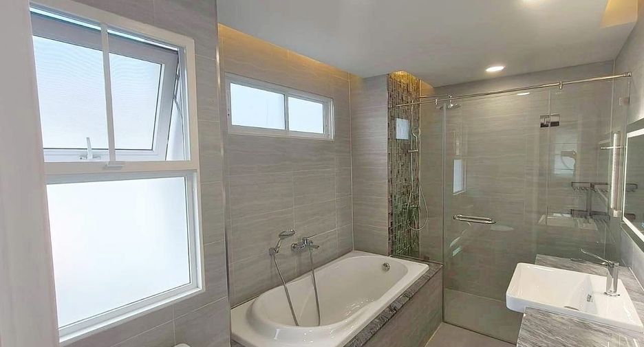 For rent 4 bedrooms house in Mueang Chiang Mai, Chiang Mai