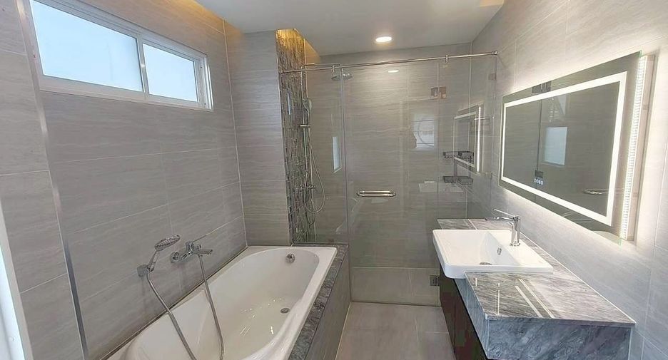 For rent 4 bedrooms house in Mueang Chiang Mai, Chiang Mai