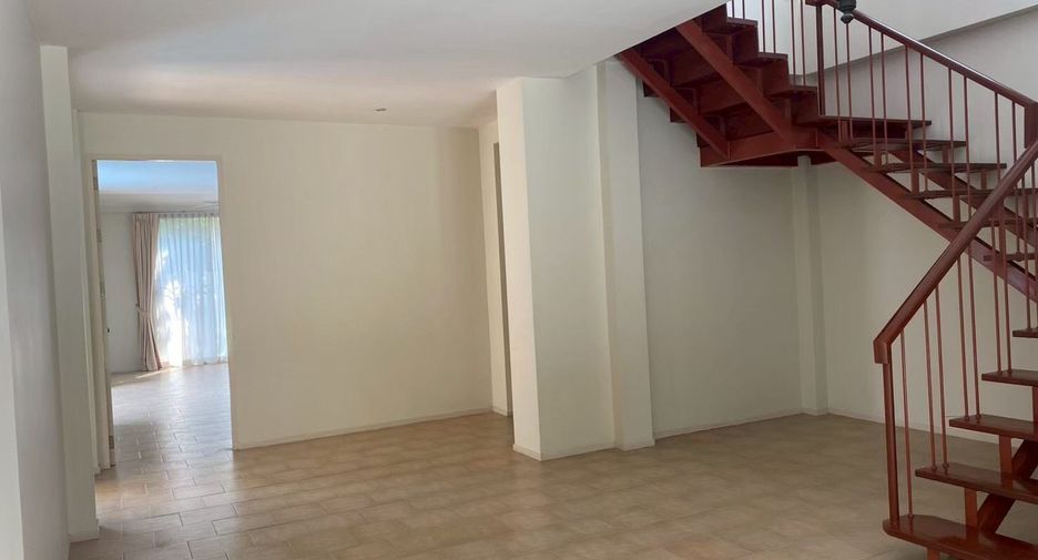Haus zur Miete mit 4 Zimmer in Huai Khwang, Bangkok