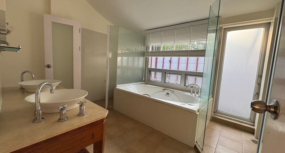 Haus zur Miete mit 4 Zimmer in Huai Khwang, Bangkok