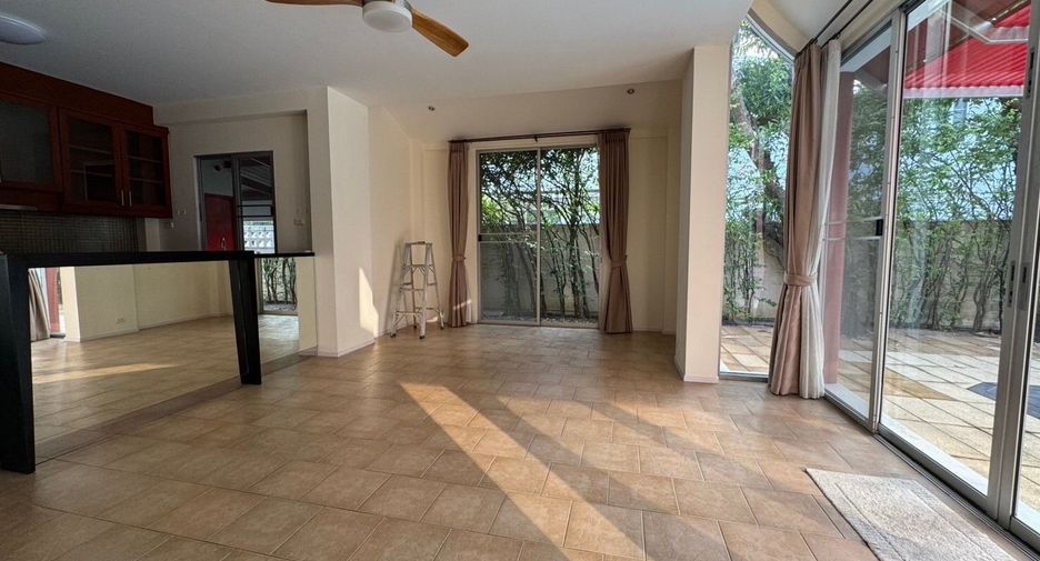 Haus zur Miete mit 4 Zimmer in Huai Khwang, Bangkok