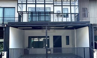 Casa adosada en venta de 3 habitaciones en Bang Khen, Bangkok