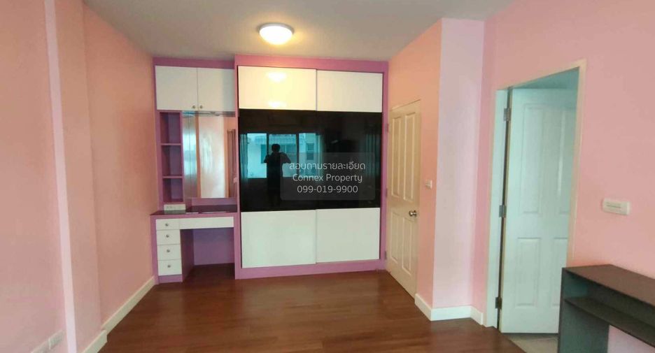 For sale 3 bedrooms townhouse in Bang Kapi, Bangkok