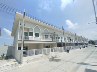 For sale 3 bedrooms townhouse in Mueang Samut Prakan, Samut Prakan