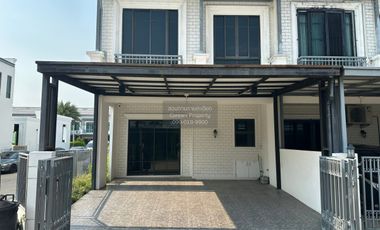 Casa adosada en venta de 3 habitaciones en Bang Khen, Bangkok