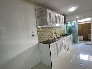 Casa adosada en venta de 3 habitaciones en Saphan Sung, Bangkok